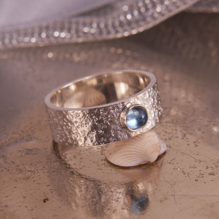 Silber Ring mit Walzmuster und blauem Topas